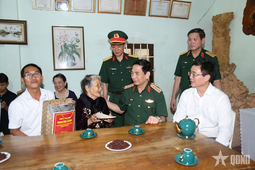 Đại tướng Phan Văn Giang thăm, tặng quà gia đình chính sách và người có công tỉnh Đắk Lắk